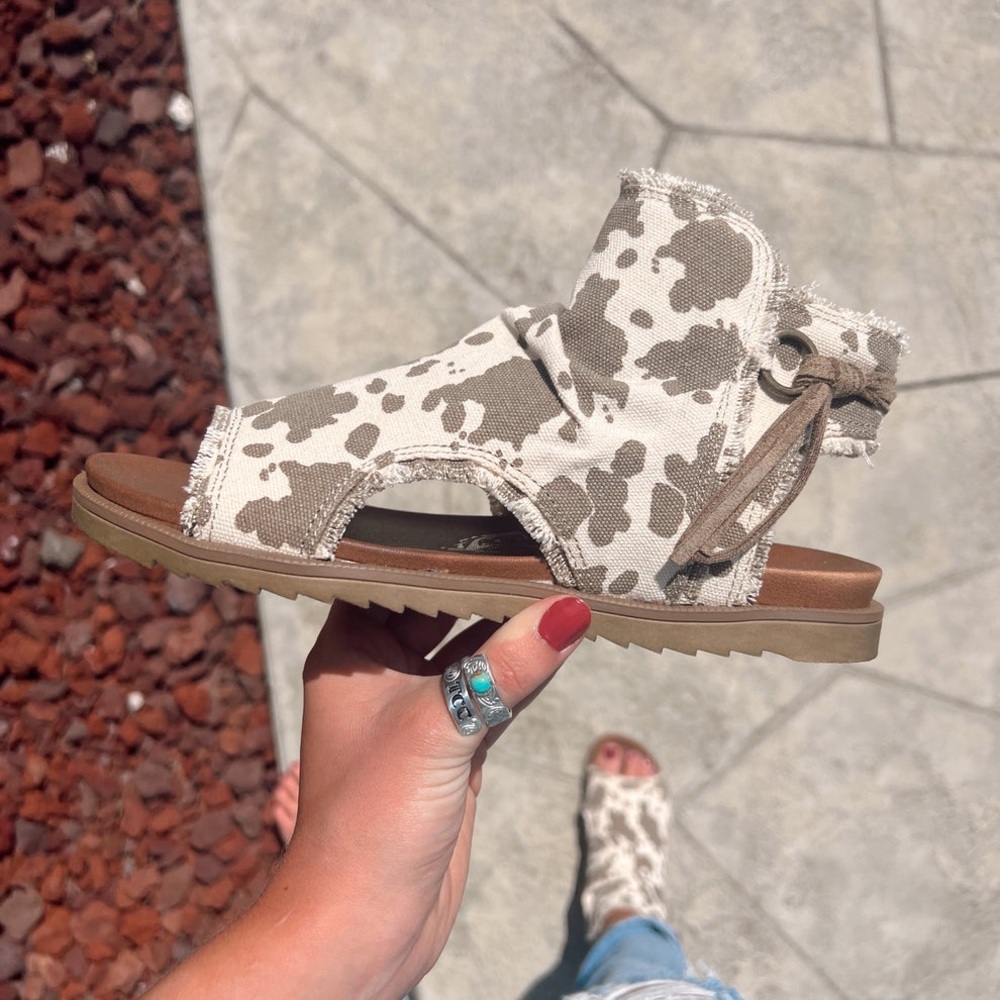 NEW NIB Very G Libra Tan Cow Animal Print Tassel Zip Western Sandals Shoes